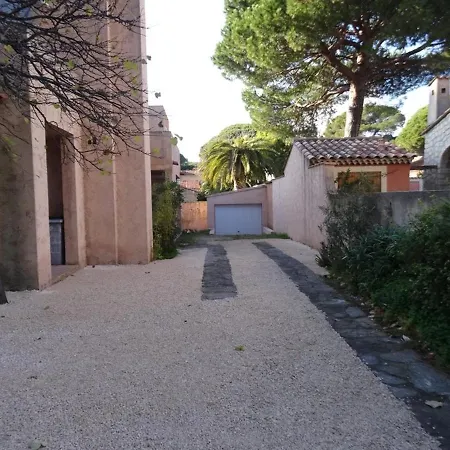 Apartment : 2 Pieces, Jardin Prive, Proche Et Port, Wifi, Parking - Fr-1-335-161 Hyères